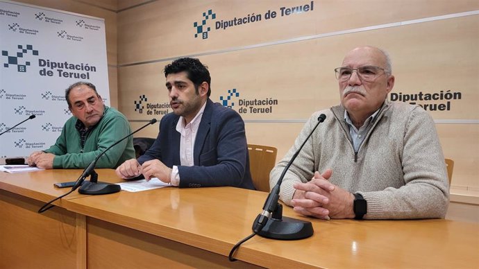 José Vicente Rubio, miembro de la Asociación de la Encamisada y fiestero de esta edición (cargo de Duque); Diego Piñeiro, diputado de Turismo de la DPT y Joaquín Lahoz, alcalde de Estercuel.