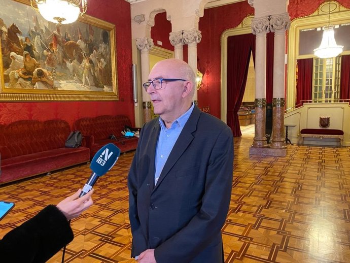El director de la Oficina Antifraude de Cataluña, Miguel Ángel Gimeno, en declaraciones a los medios en el Parlament balear