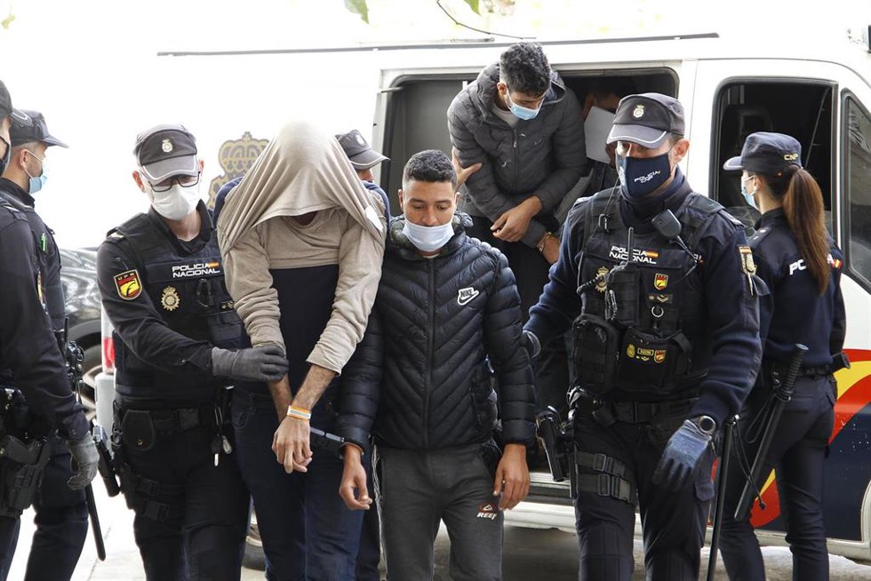 Archivo - Dos de los marroquíes detenido tras huir de un avión en el aeropuerto de Palma en noviembre de 2021.