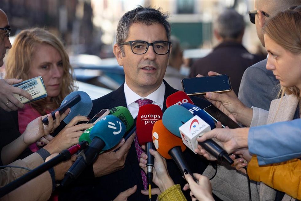 Archivo - El ministro de la Presidencia, Relaciones con las Cortes y Memoria Democrática, Félix Bolaños, atiende a los medios antes de presidir la toma de posesión de Magdalena Valerio como presidenta del Consejo de Estado, en el Consejo de Estado.