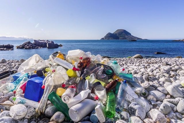 Botellas de plástico acumuladas en una playa