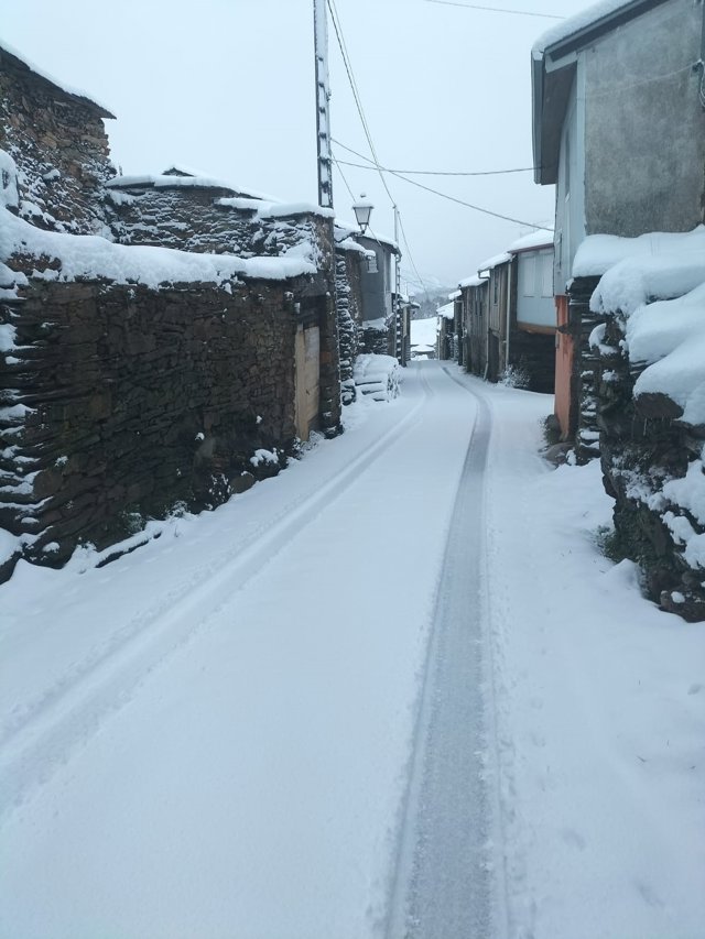 Acceso a un pueblo en la provincia de Ourense.