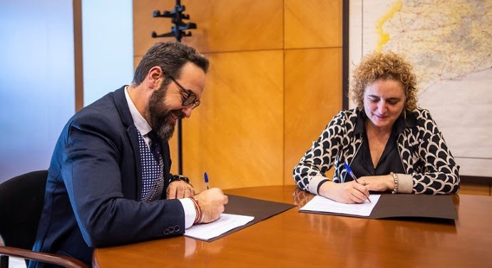 EL conseller de Territori, Juli Fernndez, i la directora de l'Institut Cartogrfic de Catalunya, Myriam Moysset