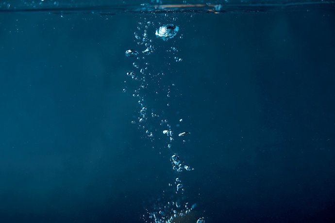 Archivo - Burbujas de aire en agua.