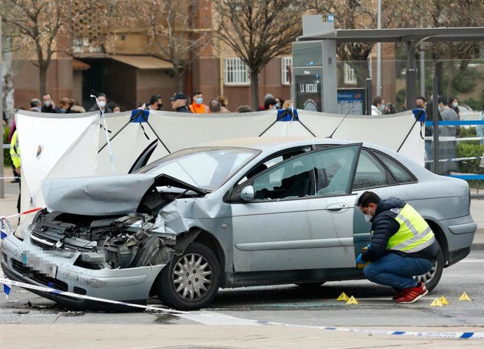 Archivo - Un agente de Policía Nacional, toma muestras del vehículo en el que su único ocupante ha fallecido tras ser tiroteado desde otro vehículo, en la plaza de Alsacia, en el distrito de San Blas-Canillejas, a 16 de marzo de 2022, en Madrid, (España
