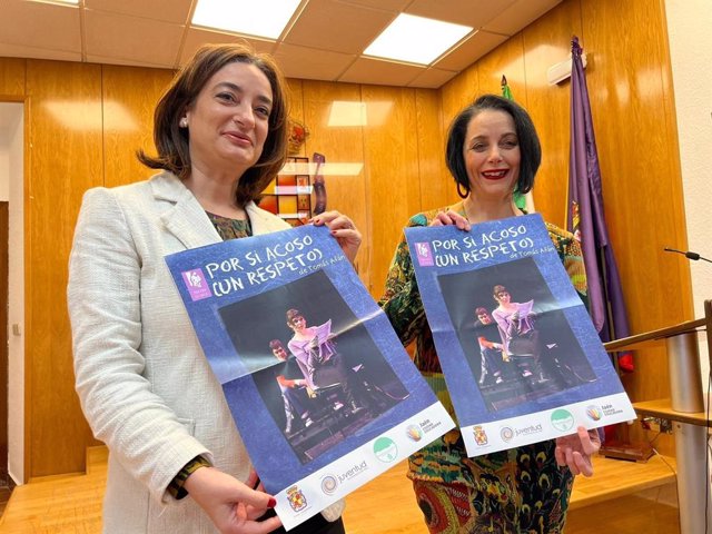 Eva Funes y María del Carmen Gámez con el cartel de la obra de teatro