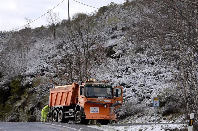 Una quitanieves en una carretera comarcal, a 17 de enero de 2023, en Ourense, Galicia (España).