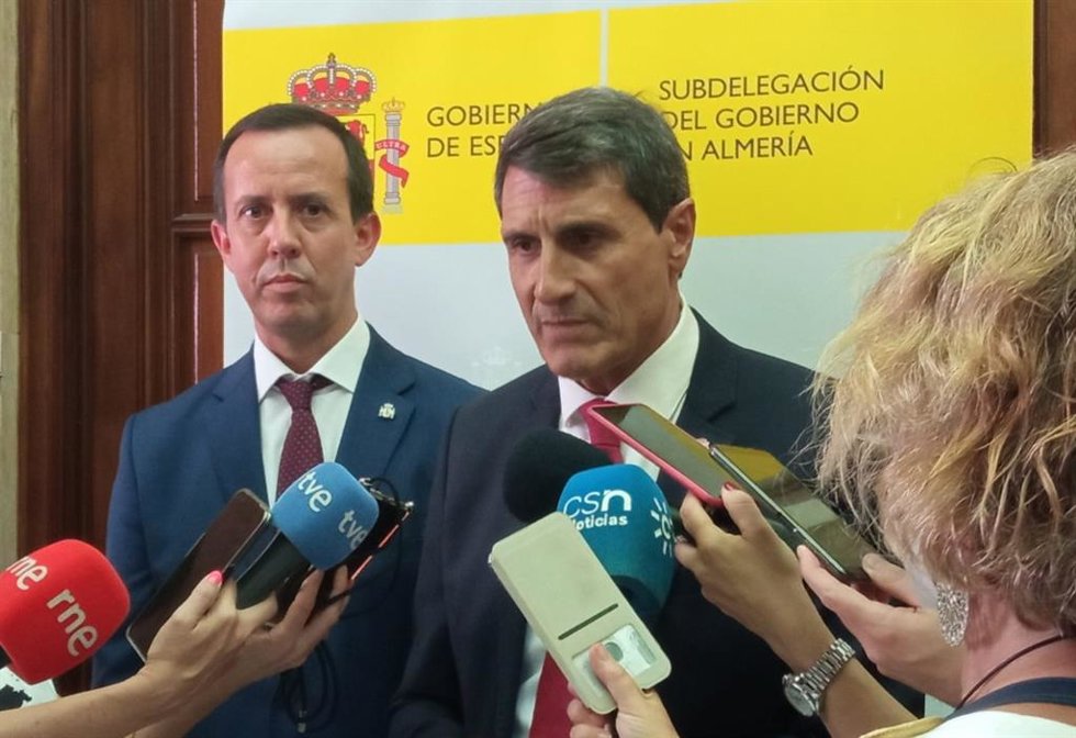 Archivo - El delegado de Gobierno en Andalucía, Pedro Fernández,atiende a los medios en una imagen de archivo.