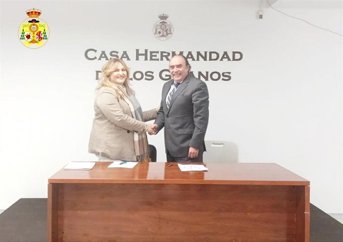 La presidenta de Fakali, Beatriz Carrillo, y el hermano mayor de Los Gitanos, José María Flores, tras la firma del convenio.