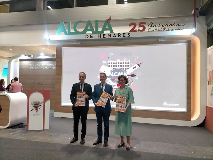 El alcalde de Alcalá de Henares, Javier Rodríguez Palacios, en la presentación del estand de la localidad.