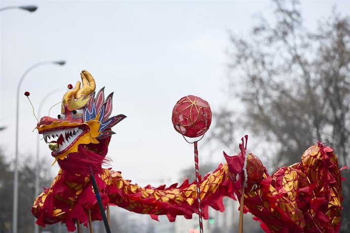 Archivo - Varias personas realizan la danza del dragócelebración de los Juegos de Invierno de Pekín.