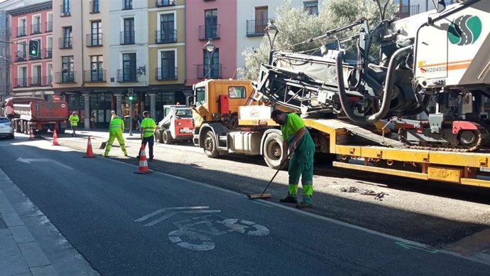 Trabajos de reparación en la plaza de Fuente Dorada, en Valladolid.