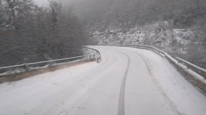 Archivo - Carretera nevada en La Rioja