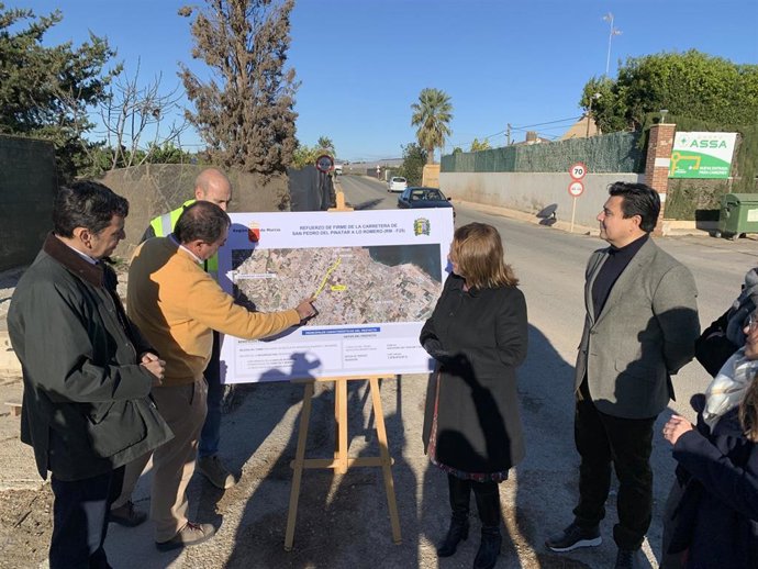 El consejero de Fomento e Infraestructuras, José Ramón Díez de Revenga, junto con los alcaldes de San Pedro del Pinatar, Visitación Martínez, y de San Javier, José Miguel Luengo, y la directora de Carreteras, María Casajús, presenta el proyecto