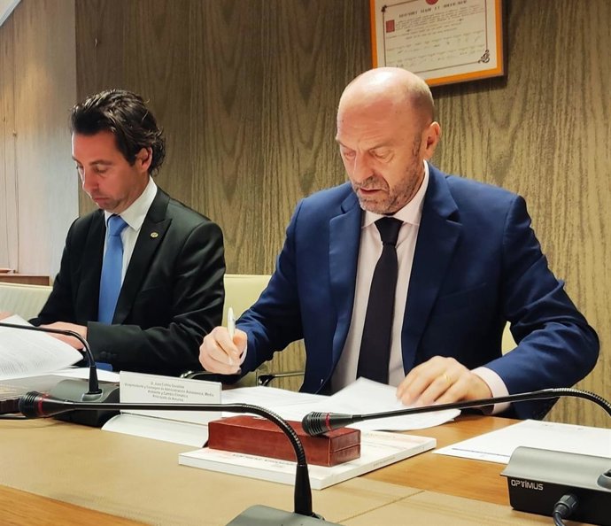 El síndico mayor de la Sindicatura de Cuentas del Principado de Asturias, Roberto Fernández Llera y el vicepresidente y consejero de Administración Autonómica, Medio Ambiente y Cambio Climático, Juan Cofiño,  en la firma del convenio.