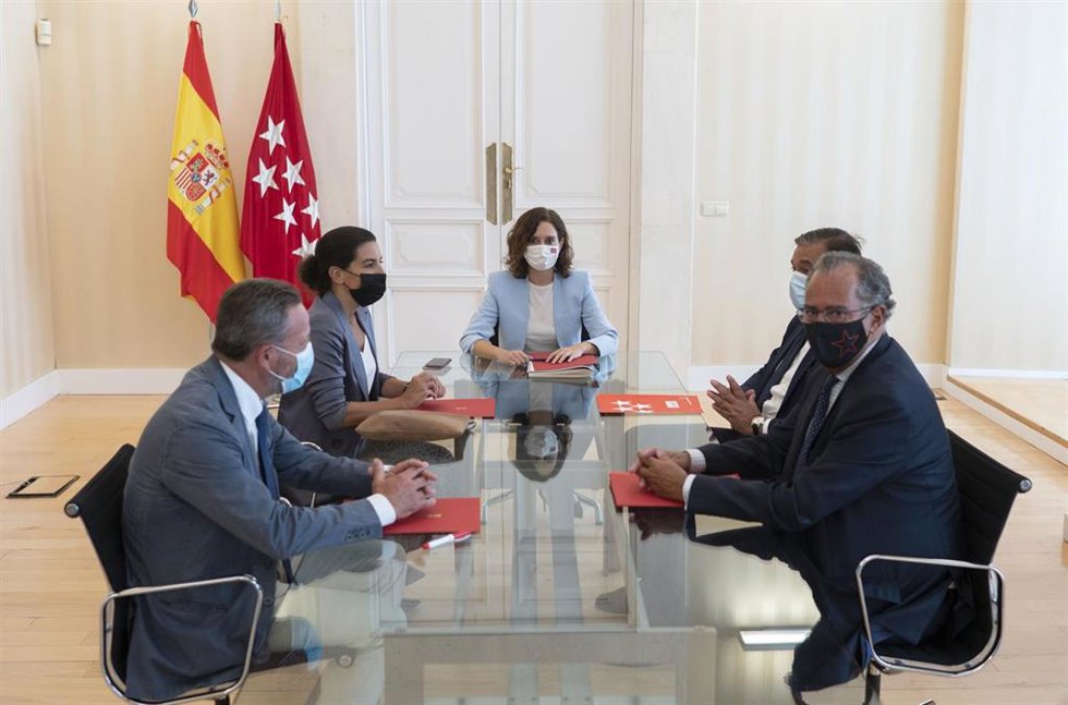 Archivo - La portavoz de Vox en la Asamblea, Rocío Monasterio; la presidenta de la Comunidad, Isabel Díaz Ayuso; el consejero de Presidencia, Justicia e Interior de la Comunidad de Madrid, Enrique López, y el vicepresidente y portavoz Enrique Ossorio.