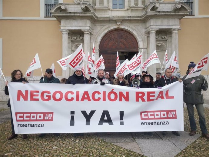 Miembros de la Federacón de Enseñanza de Comisiones Obreras Castilla y León en la concentración ante la sede de la Consejería de Educación.