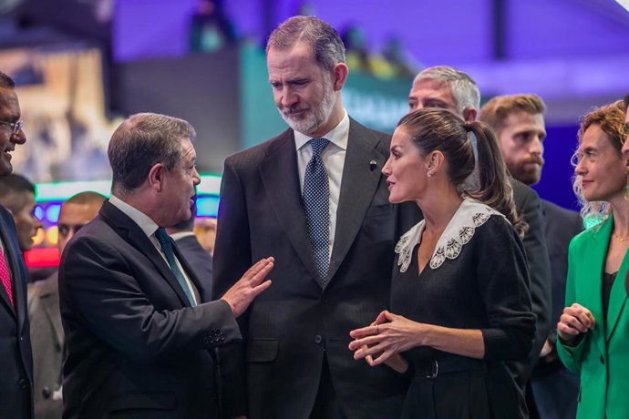 El presidente de Castilla-La Mancha, Emiliano García-Page, con los reyes en Fitur