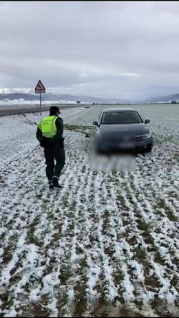 La Guardia Civil auxilia a un conductor por salida de vía en la LR-111 en Castañares de Rioja