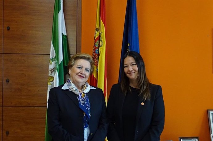 La directora gerente de la Escuela Andaluza de Salud Pública, Blanca Fernández Capel, y la jefa de división de gestión de redes asistenciales de la Subsecretaría de Redes Asistenciales del Ministerio de Salud de Chile, Fabiola Jaramillo.