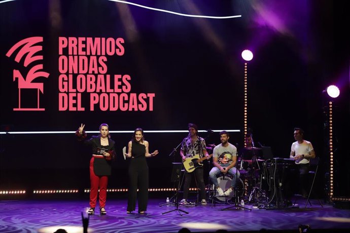 Archivo - Las presentadoras de la gala: Carolina Iglesas y Victoria Martin durante el inicio de la gala de la I Edición de los Premios Ondas Globales del Podcast organizados por PRISA Audio y Cadena SER, en colaboración con Spotify, con el apoyo de la D