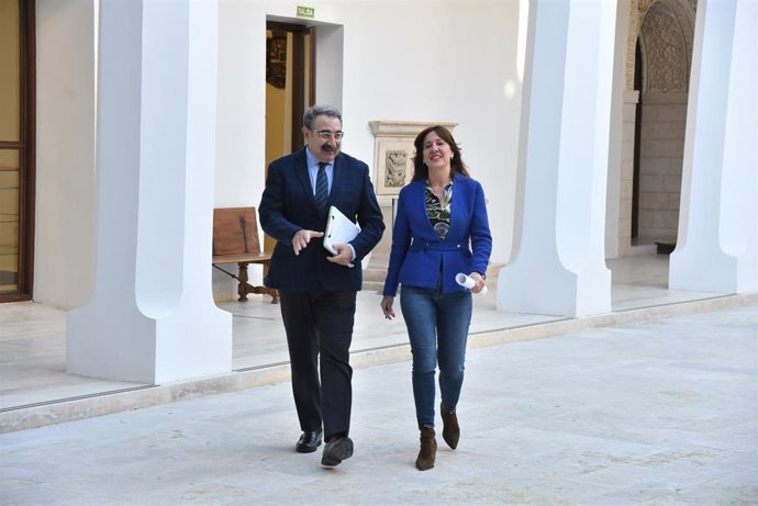 La consejera de Igualdad y portavoz del Gobierno regional, Blanca Fernández, y el consejero de Sanidad, Jesús Fernández Sanz, comparecen en rueda de prensa en el Palacio de Fuensalida, para informar sobre los acuerdos del Consejo de Gobierno