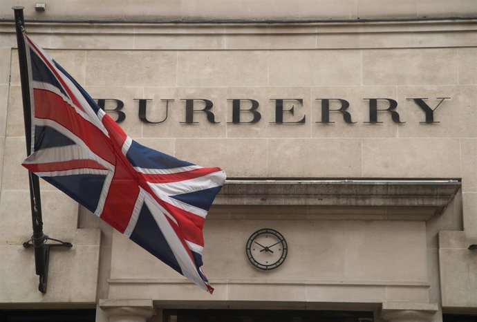 Archivo - Logo de Burberry en una tienda en Londres.