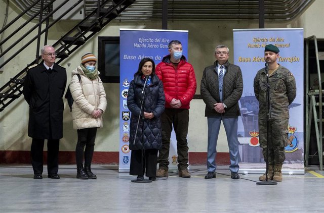La ministra de Defensa, Margarita Robles,en el recibimiento a militares ucranianos en la base aérea de Torrejón de Ardoz (Madrid)