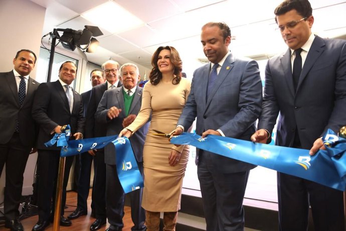 Samuel Pereyra corta la cinta inaugural de la oficina de Madrid.