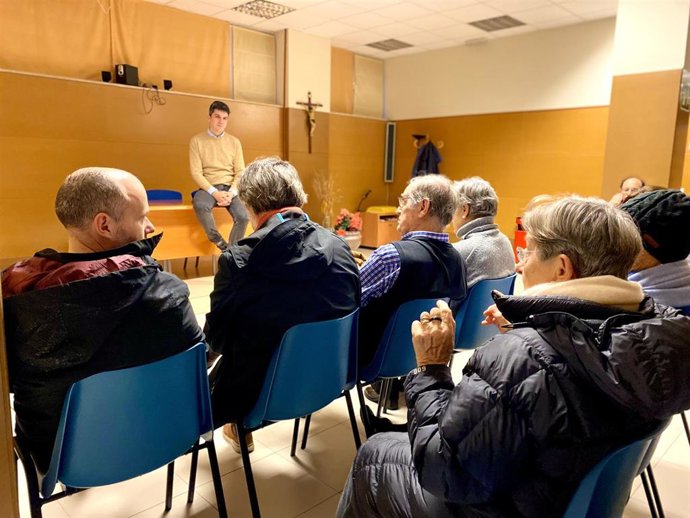El portavoz del PSOE de Santander, Daniel Fernández, en la reunión con la Asociación de Vecinos de Pombo, Cañadío y el Ensanche