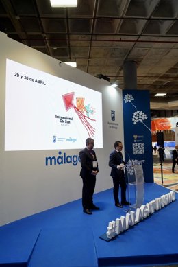 El concejal de Turismo de Málaga, Jacobo Florido, y el concejal del Distrito Málaga Este, Carlos Conde, presentan en Fitur una competición y exhibición de cometas.