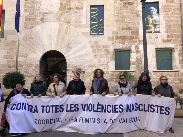 Representantes de la Coordinadora Feminista protestan ante Les Corts