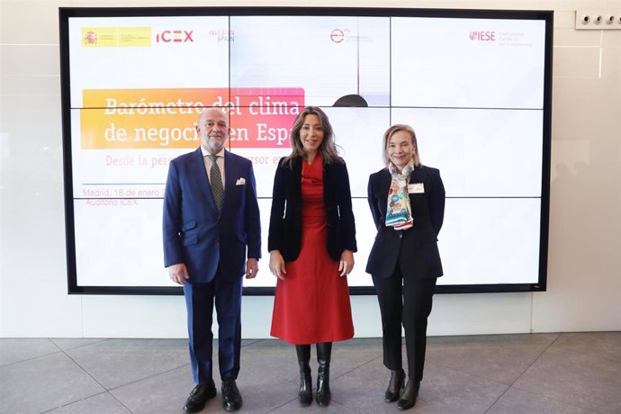 Álvaro Álvarez, presidente de Multinacionales por marca España; Xiana Méndez, secretaria de Estado de Comercio, y Natalia Centenera, directora de Desarrollo Corporativo de IESE.