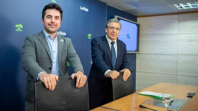 El portavoz del Gobierno, Álex Dorado, y el consejero de Servicios Sociales, Pablo Rubio, en comparecencia de prensa