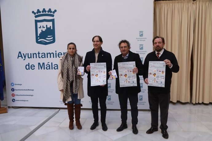 El concejal del Área de Sostenibilidad Medioambiental, Francisco Cantos, el presidente del Colegio Oficial de Veterinarios, Juan Antonio de Luque, junto con Enrique Perigüell de la empresa ADN Canino, han presentado en rueda de prensa esta acción.