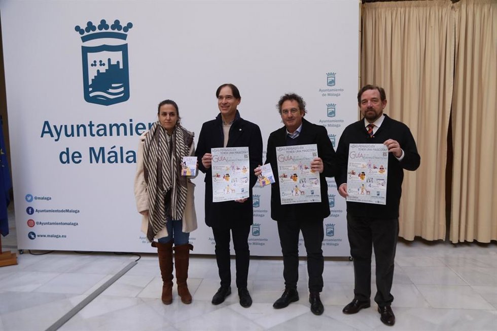 El concejal del Área de Sostenibilidad Medioambiental, Francisco Cantos, el presidente del Colegio Oficial de Veterinarios, Juan Antonio de Luque, junto con Enrique Perigüell de la empresa ADN Canino, han presentado en rueda de prensa esta acción.