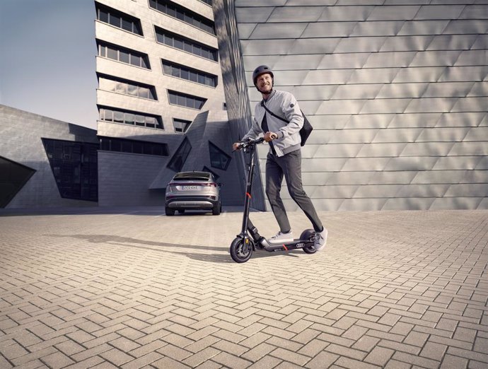 Archivo - El patinete eléctrico Audi electric kick scooter,