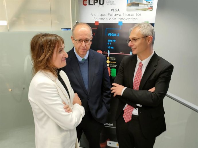 El rector de la USAL, Ricardo Rivero (d), habla con la consejera de Educación de la Junta, Rocío Lucas (i), en presencia del vicerrector de Investigación y Transferencia, José Miguel Mateos (c).