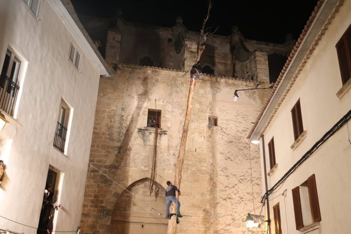 Subida al pi de ternelles tras la suspensión de la fiesta