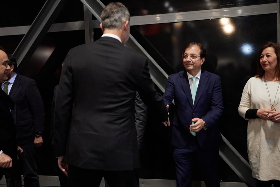 El Rey Felipe VI (1i) saluda al presidente de la Junta de Extremadura, Guillermo Fernández Vara (c), a su llegada a la 43 edición de la Feria Internacional del Turismo, Fitur 2023, en IFEMA Madrid.