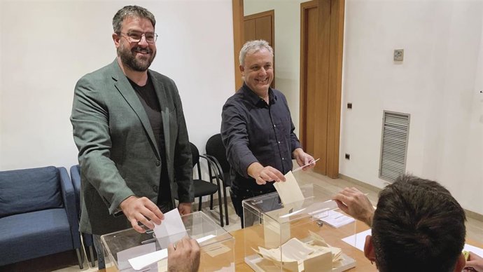 El coordinador general de MÉS per Mallorca y candidato al Govern, Lluís Apesteguia, y el secretario general y candidato al Consell, Jaume Alzamora.