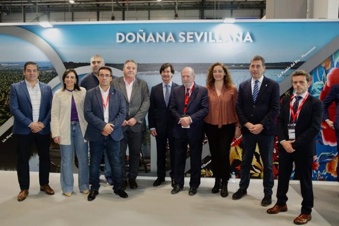 Villalobos, en el centro de la imagen, en la presentación del proyecto 'Doñana sevillana' en el stand de Sevilla en Ifema.