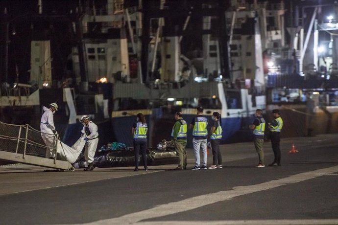 Archivo - Dos miembros de Salvamento Marítimo levantan uno de los cadáveres de una patera, en el muelle de los Cambulloneros, en el puerto de Las Palmas de Gran Canaria, a 3 de octubre de 2022, en Las Palmas de Gran Canaria, Gran Canaria, Canarias (Espa