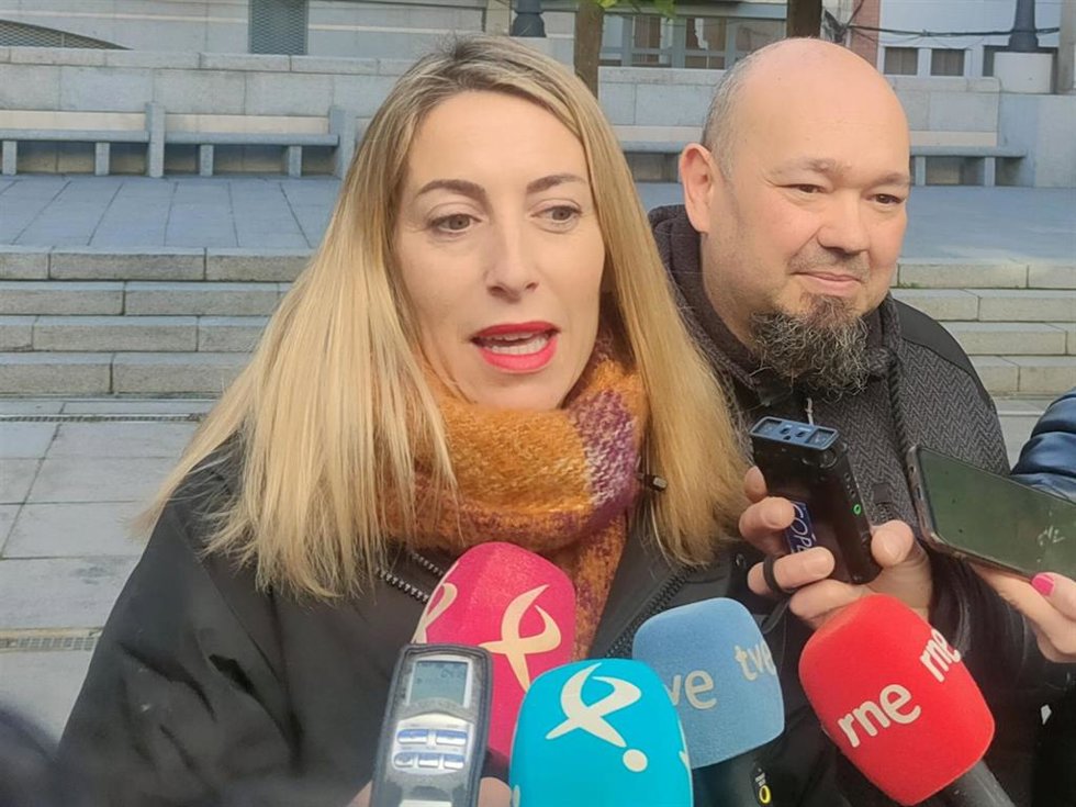 La presidenta del PP de Extremadura, María Guardiola, atiende a los medios de comunicación en Mérida.