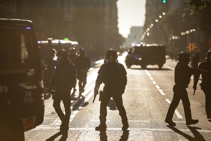 Archivo - Agentes de Mossos d"Esquadra en el dispositivo por el Consejo de Ministros celebrado en Barcelona el 21 de diciembre de 2018