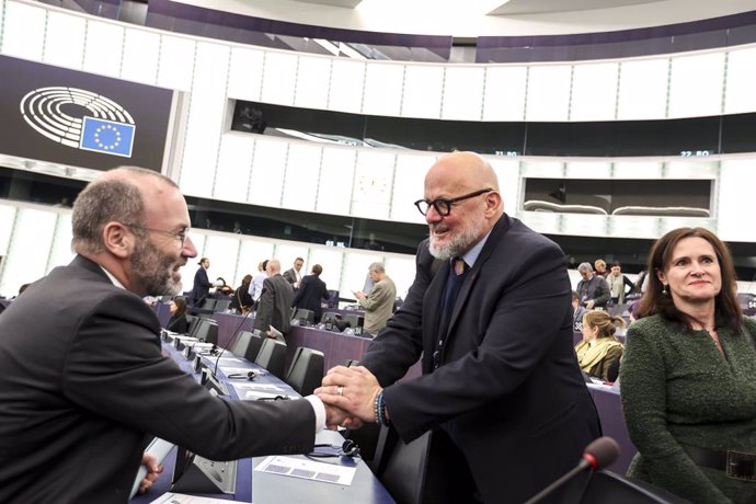 El luxemburgués Marc Angel recibe felicitaciones tras ser elegido vicepresidente del Parlamento Europeo