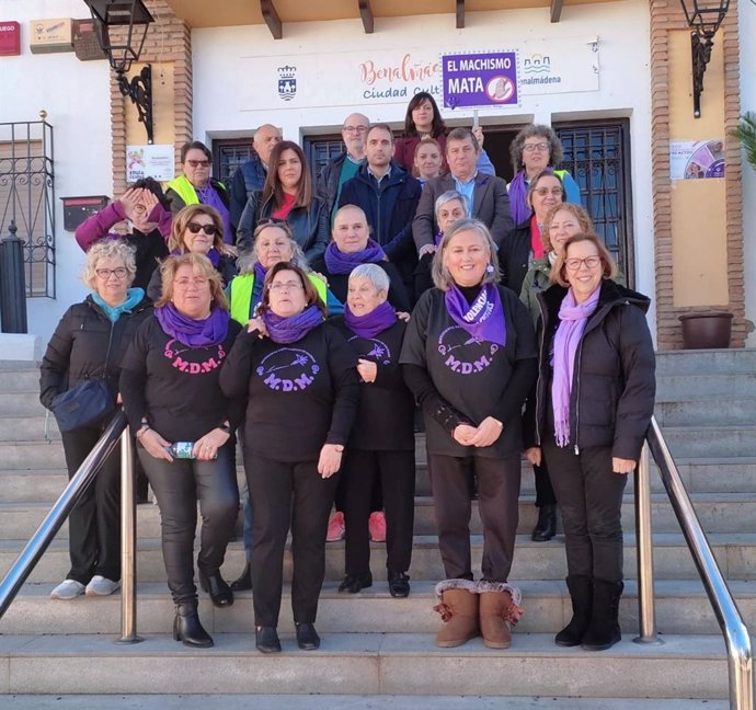 El coordinador de IU Andalucía, Toni Valero, este miércoles en su apoyo al encierro de mujeres contra la violencia de género en Benalmádena (Málaga).