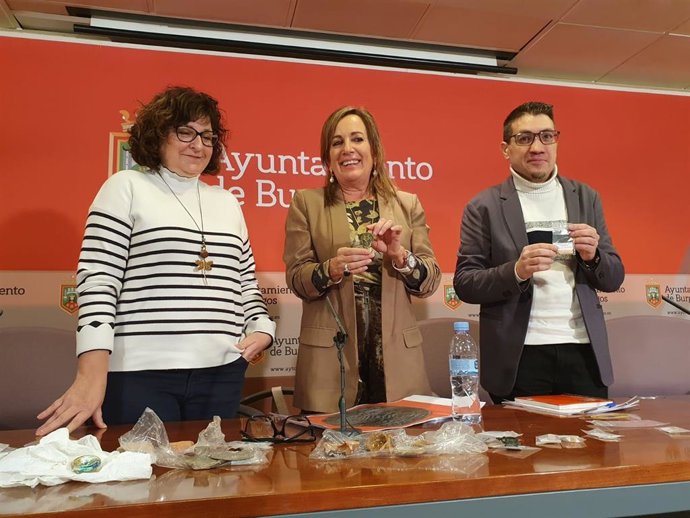 La arqueóloga Fabiola Monzón junto a los concejales de Cultura y Vías, Rosario Pérez y Miguel Balbás, respectivamente.
