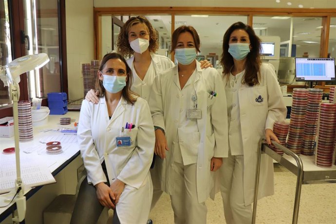 Equipo asistencial que ha trabajado en las guías para mejorar el uso de los antibióticos.