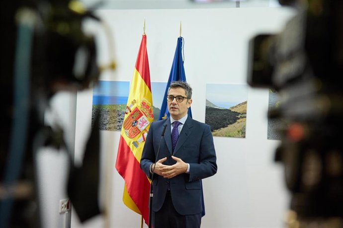 El ministro de la presidencia, Relaciones con las Cortes y Memoria Democrática, Félix Bolaños, interviene durante su visita a la exposición audiovisual Tremor, en la Delegación del Gobierno de Canarias en Madrid, a 28 de diciembre de 2022.